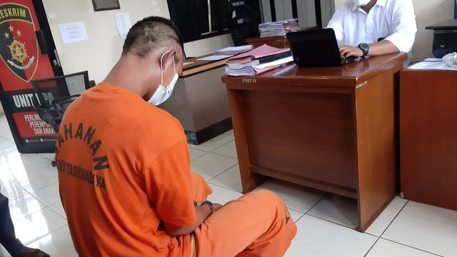 Pelaku terpaksa melampiaskan hasrat cintanya dengan memeluk tubuh, memegang alat vital korban, hingga menempelkan alat kemaluan pelaku kepada H (18), sang pujaan hati yang dua kali menolak cintanya.