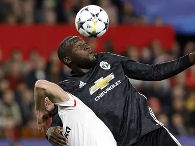 Pemain Manchester United, Romelu Lukaku berebut bola dengan dua pemain Sevilla pada laga 16 besar Liga Champions di Ramon Sanchez Pizjuan stadium, Seville, (21/2/2018). Babak pertama berakhir imbang 0-0.(AP/Miguel Morenatti)