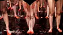 Kucuran darah palsu membasahi aktivis dalam aksi menolak festival San Fermin di Pamplona, Spanyol, (5/7). Festival yang menampilkan tradisi lari bersama banteng dan matador ini merupakan aksi yang mengorbankan hewan. (REUTERS/Susana Vera)
