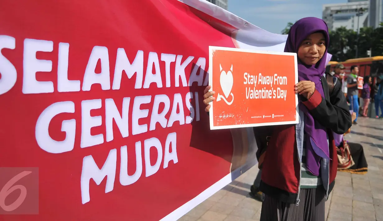 Seorang wanita ikut menolak Valentine Day di Kawasan Bundaran HI, Jakarta, Minggu (14/2/2016). Mereka menilai perayaan Valentine Day kerap menjurus pada perilaku seks bebas dan merusak moral. (Liputan6.com/Gempur M Surya)
