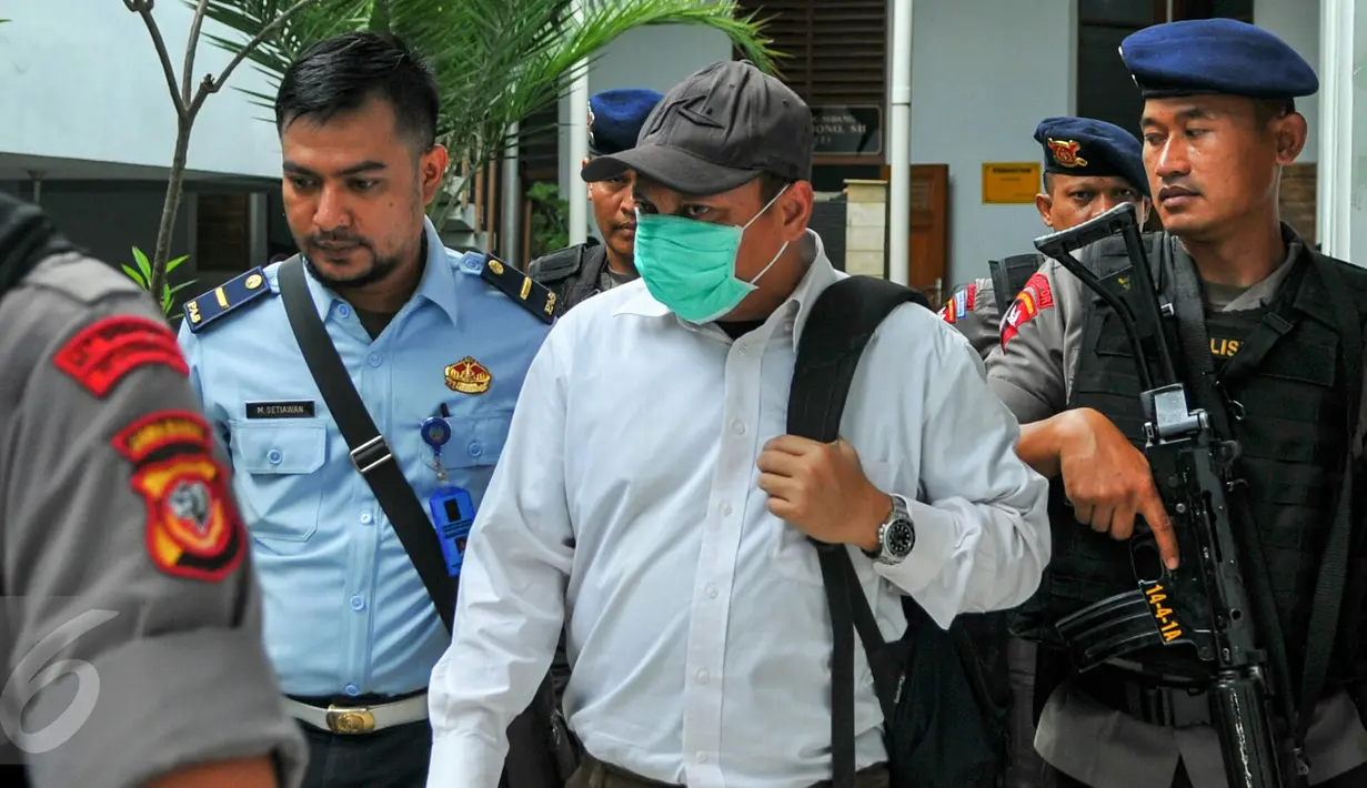 Mantan pegawai pajak, Gayus Tambunan Partahanan Tambunan terlihat hadir di Pengadilan Jakarta Selatan, Selasa (3/5/2016). Gayus sempat mengikuti sidang di ruang sidang 2, namun belum diketahui terkait peradilan apa. (Liputan6.com/Yoppy Renato)