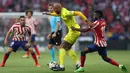 Gelandang Villarreal, Etienne Capoue (tengah) menguasai bola dibayangi gelandang Atletico Madrid, Thomas Lemar dalam laga Liga Spanyol 2022/2023 di Wanda Metropolitano Stadium, Madrid (21/8/2022). Pemain asal Prancis berusia 34 tahun ini tercatat pernah membela Tottenham Hotspur selama 2 musim pada 2013/2014 dan 2014/2015. Sejak musim 2020/2021 ia hijrah ke La Liga Spanyol untuk bergabung dengan Villarreal setelah sempat membela Watford selama 5,5 musim. (AFP/Thomas Coex)