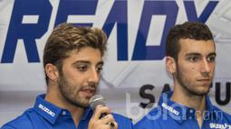 Pebalap MotoGP dari Suzuki Ecstar, Andrea Iannone, bersama rekannya Alex Rins menjawab pertanyaan wartawan saat jumpa pers di Cilandak Town Square, Jakarta, Sabtu (18/2/2017). (Bola.com/Vitalis Yogi Trisna)