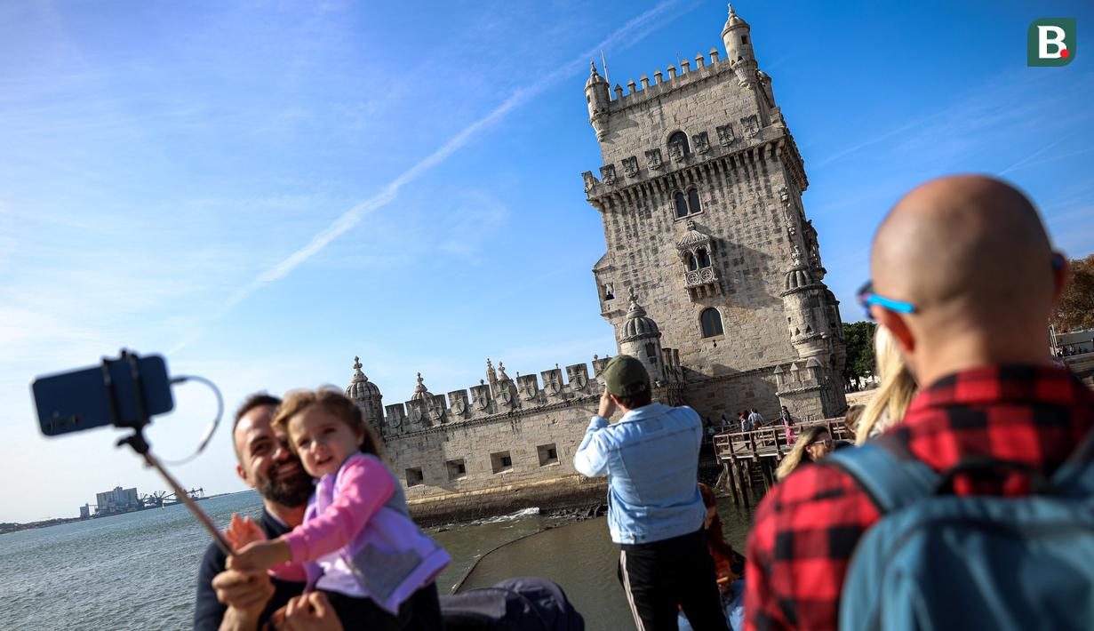 Tempat lain yang tak kalah menarik adalah Menara Belem. Peninggalan yang dibangun pada awal abad ke-16 sebagai pemanara pemantau tersebut masih kukuh berdiri dengan badan bangunan yang terendam air. (Bola.com/Bagaskara Lazuardi)