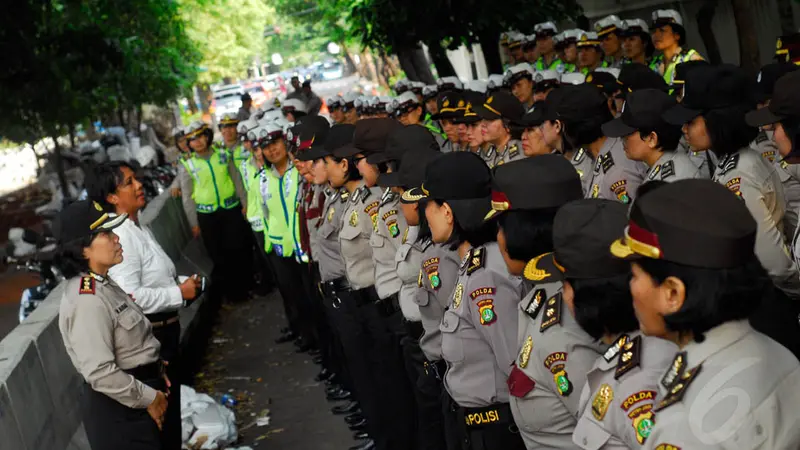 Polwan Cantik Jaga Demonstrasi di Bundaran HI