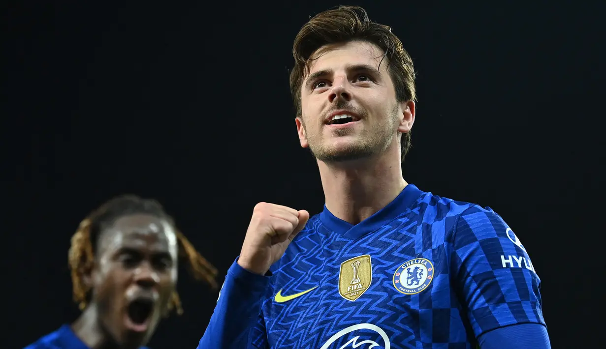 Selebrasi gelandang Chelsea, Mason Mount setelah mencetak gol ke gawang Norwich City pada laga Liga Inggris 2021/2022 di Carrow Road Stadium, Norwich (10/3/2022). Dipromosikan ke tim utama Chelsea pada awal musim 2019/2020, Mason Mount yang total membela Chelsea dalam 195 laga dengan torehan 33 gol dan 37 assist akhirnya dilepas ke Manchester United pada awal musim 2013/2014 dengan nilai transfer 55 juta poundsterling. (AFP/Glyn Kirk)