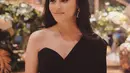 Yunita Siregar juga tunjukkan pesona anggun dengan gaun off shoulder berwarna hitam. Dengan makeup natural dan tatanan rambut indah, pesonanya kian terpancar.(Liputan6.com/IG/@yunitasiregar)