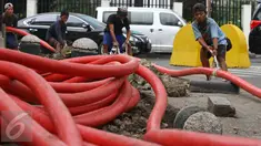 Pekerja harian lepas mengerjakan proyek pemasangan instalasi listrik bawah tanah di Jakarta, Jumat (28/10). Upah layak para buruh lepas di DKI Jakarta masih terlihat kecil dan sangat memprihatinkan. (Liputan6.com/Angga Yuniar)
