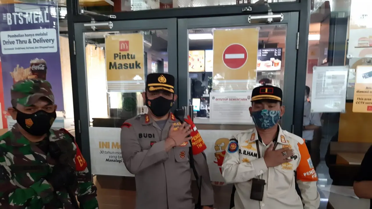 BTS Meal kini tengah diburu oleh para penggemar boy band asal Korea Selatan, BTS. Mereka menyerbu McDonald's Stasiun Gambir, Jakarta Pusat, Rabu (9/6/2021). Kerumunan tak terhindarkan.