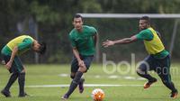 Bek Barito Putera, Hansamu Yama, merebut bola dari striker Persipura, Marianus Wanewar, saat mengikuti seleksi Timnas Indonesia U-22 di Lapangan SPH Karawaci, Banten, Selasa (21/2/2017).(Bola.com/Vitalis Yogi Trisna)
