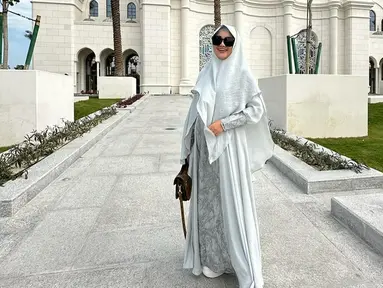 Melalui akun Instagram, Fitri Carlina beberapa kali mengunggah gaya OOTD saat memakai hijab. Unggahan wanita 36 tahun ini pun langsung mencuri perhatian banyak netizen. (Liputan6.com/IG/@fitricarlina)