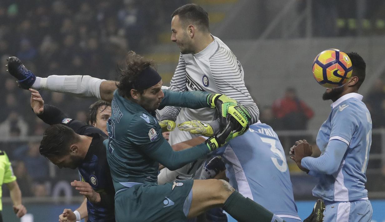 Kiper Inter Milan, Samir Handanovic (atas) membatu serangan saat berduel dengan kiper Lazio, Federico Marchetti pada laga perempat final Coppa Italia di Giuseppe Meazza stadium, Milan, Selasa (31/1/2017). Inter Milan kalah 1-2. (AP/Luca Bruno)