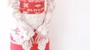 Melalui akun Instagram, Chelsea Islan sendiri beberapa kali mengunggah foto dalam balutan kebaya. Kebaya berwarna putih yang dipadukan dengan kain batik merah ini pun membuatnya terihat memesona. (Liputan6.com/IG/@chelseaislan)