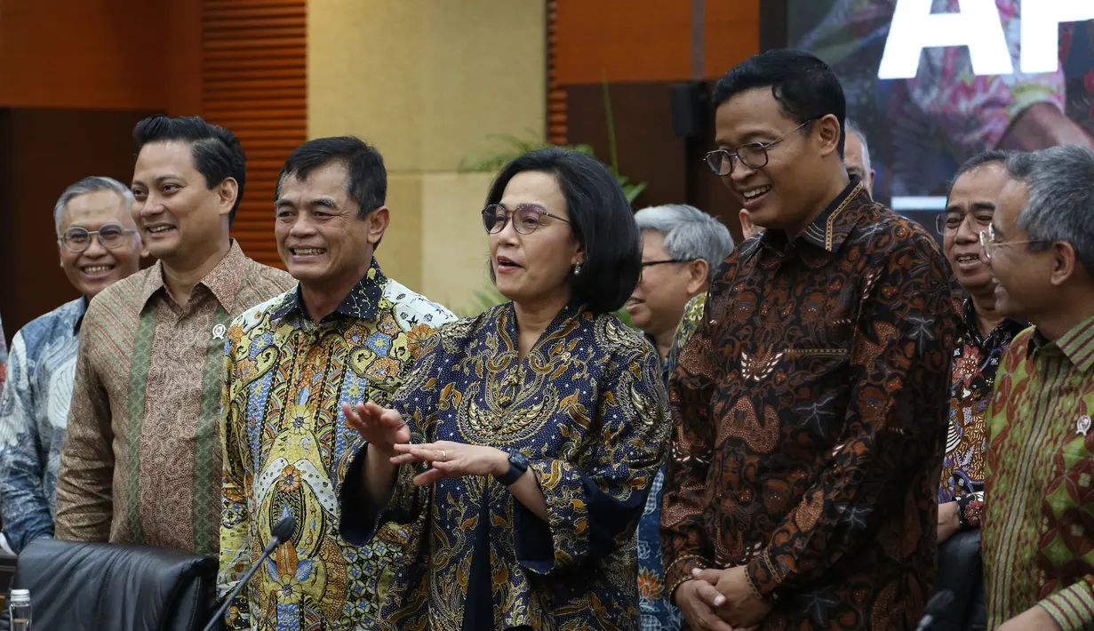 Menteri Keuangan Sri Mulyani didampingi Direktur Jenderal Bea Cukai yang baru  Djaka Budi Utama (ketiga kiri) dan Direktur Jenderal Pajak yang baru Bimo Wijayanto (kedua kanan) saat konpers APBN Kita Edisi Mei di Kementerian Keuangan, Jakarta, Jumat (23/5/2025). (merdeka.com/Arie Basuki)