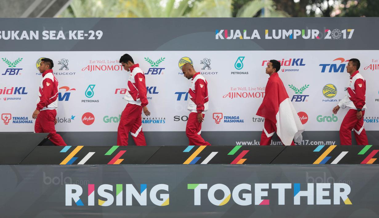 Altet polo air putra Indonesia berjalan diatas podium untuk menerima medali perak di SEA Games XXIX di National Aquatic Centre, Kuala Lumpur, Minggu (20/8). Tim Polo Air Indonesia menang dengan skor 12-5 atas Filipina. (Liputan6.com/Faizal Fanani)