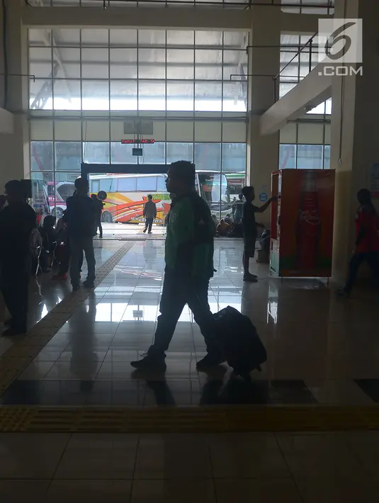 Calon penumpang menunggu bus antar kota antar provinsi untuk pulang kampung di Terminal Pulogebang, Jakarta, Sabtu (9/6). Diperkirakan akan terjadi lonjakan arus mudik pada H-3 atau H-2 lebaran. (Merdeka.com/Imam Buhori)