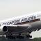 Pesawat Airbus A-380 milik Singapore Airlines lepas landas dari bandara Changi, Singapura (AFP/Barbara Sax)