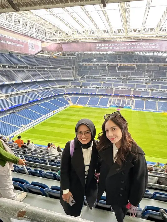 Saat mengunjungi Stadion Santiago Bernabéu, Livia tak bisa menyembunyikan rasa kagumnya. Ia berpose bersama Nagita Slavina, dengan latar tribun megah dan hamparan rumput hijau yang ikonik. Bisa melihat langsung stadion bersejarah milik Real Madrid tentu menjadi pengalaman luar biasa baginya. (Liputan6.com/IG/@liviajunitaa)