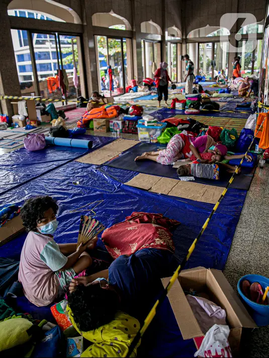Warga korban banjir Cipinang Melayu beristirahat saat mengungsi di Masjid Universitas Borobudur, Jakarta, Minggu (21/2/2021). Sebanyak 60 orang warga dari RW 04 Kelurahan Cipinang Melayu mengungsi karena permukimannya terendam banjir akibat luapan air Kali Sunter. (Liputan6.com/Faizal Fanani)