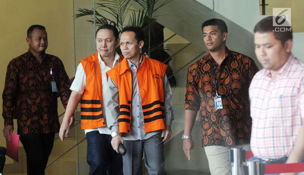 Bupati Halmahera Timur nonaktif Rudi Erawan (dua kiri) dan pengacara HM Saifudin usai menjalani pemeriksaan di KPK, Jakarta, Jumat (11/5). Saifudin menandatangani berkas P21 suap penanganan perkara di PN Klas IA Khusus Tangerang. (Merdeka.com/Dwi Narwoko)