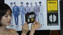 <p>Menurut Korea Post pada 22 Mei lalu, 120.000 baterai yang terdiri dari 10 prangko BTS semuanya terjual dalam tiga jam prapenjualan online. (AP Photo/Ahn Young-joon)</p>