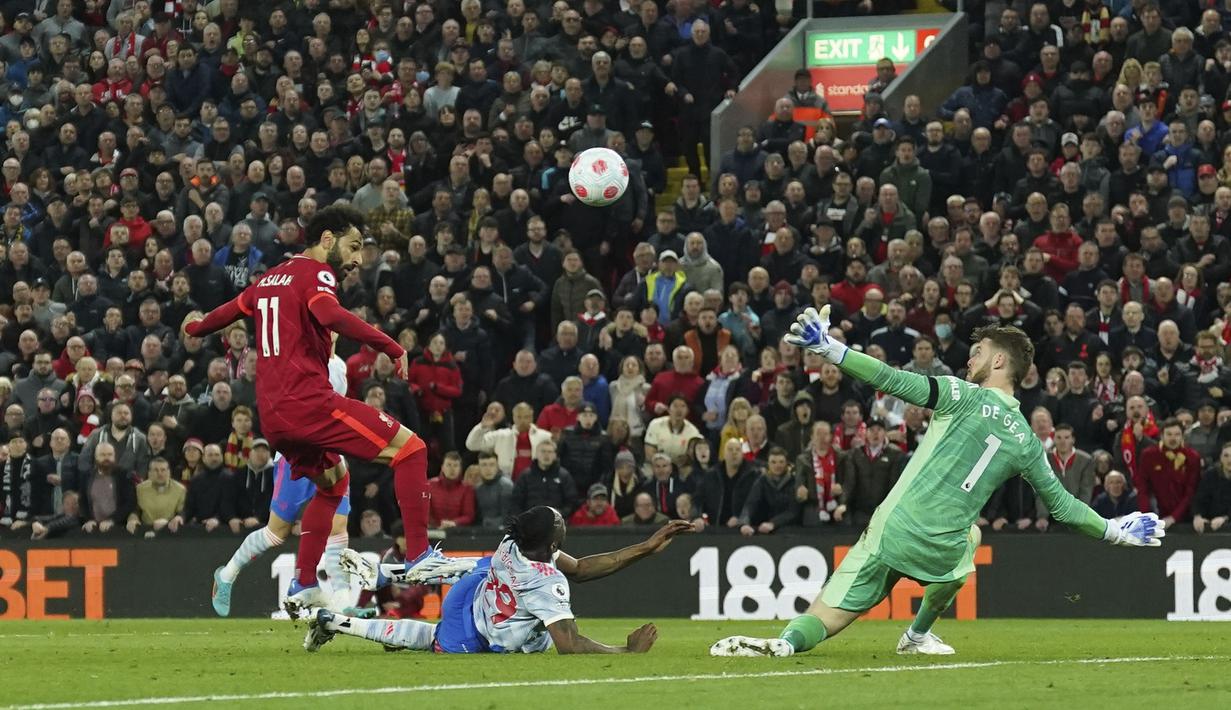 Liverpool tanpa ampun menghajar Manchester United empat gol tanpa balas dalam duel pekan ke-30 Premier League 2021/22, Rabu (20/4/2022). Mohamed Salah menjadi bintang dengan memborong dua gol. (AP/Jon Super)