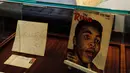 Sejumlah barang milik Muhammad Ali yang akan dilelang di Heritage Auctions, Manhattan, New York, Amerika Serikat, Jumat (19/8). (REUTERS/Eduardo Munoz)