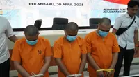 Tersangka pemalsuan dokumen kependudukan yang ditangkap Direktorat Reserse Kriminal Khusus Polda Riau. (Liputan6.com/M Syukur)