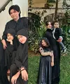 Merayakan hari besar seperti Idul Adha tak melulu harus outfit yang mentereng. Olla Ramlan hingga Tasya Farasya pilih outfit bernuansa hitam sebagai seragam keluarga. Seperti apa potretnya? [@ollaramlan @tasyafarasya]