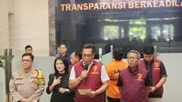 Bareskrim Polri telah resmi melimpahkan tersangka kasus kepemilikan senjata api (senpi) ilegal Mahendra Dito Sampurna alias Dito Mahendra dalam tahap dua ke Kejaksaan Negeri (Kejari) Jakarta Selatan, Kamis (21/12/2023). (Merdeka.com/Bachtiarudin Alam)