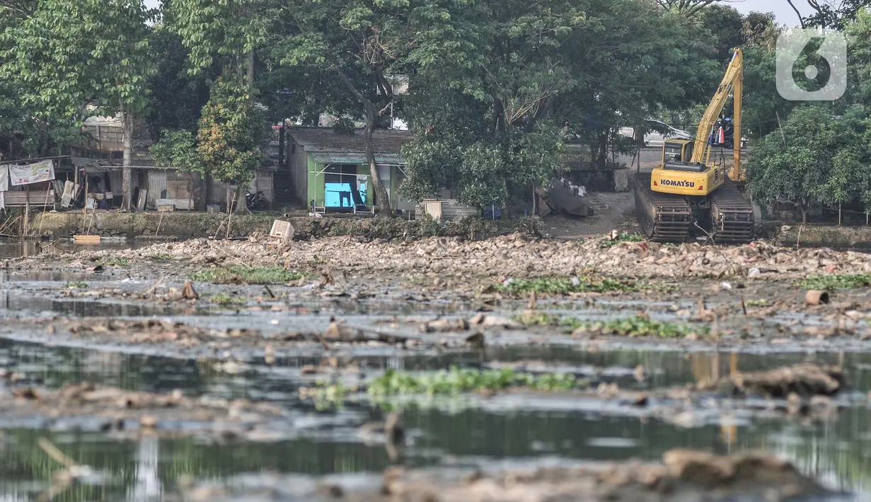 Sampah bercampur eceng gondok di Situ Pengarengan, Depok, Jawa Barat, Minggu (10/10/2021). Menurut warga setempat proyek normalisasi di Situ Pengarengan tidak beroperasi sejak hampir satu bulan. (merdeka.com/Iqbal S Nugroho)