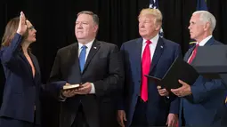 Gina Haspel (kiri) diambil sumpahnya sebagai Direktur CIA yang baru disaksikan oleh Presiden AS Donald Trump dan Wakil Presiden AS Mike Pencedi markas besar CIA, Virginia, Senin (21/5). (AFP PHOTO/SAUL LOEB)