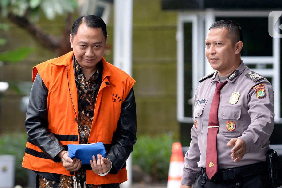 Ekspresi Bupati Nonaktif Lampung Utara Jelang Diperiksa KPK