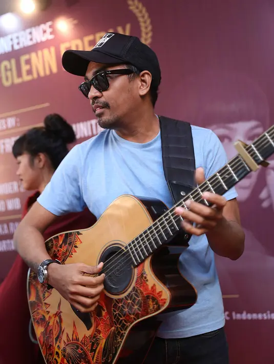 Saat kabar itu ditanyakan pada Aura Kasih beberapa waktu lalu, Aura mempersilahkan menanyakan pada Glenn. Lantas apa jawaban Glenn mengenai kisah asmara dengan Aura? (Nurwahyunan/Bintang.com)