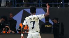 Pemain Real Madrid, Vinicius Junior melakukan selebrasi setelah mencetak hattrick ke gawang Barcelona pada laga final Piala Super Spanyol di Stadion King Saud University, Riyadh, Arab Saudi Senin (15/1/2024) dini hari WIB. (AFP/Giuseppe Cacace)