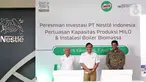 Menko Kemaritiman dan Investasi (tengah), didampingi Menteri Koperasi dan UKM Teten Masduki dan Presiden Direktur PT Nestlé Indonesia, Ganesan Ampalavanar foto bersama usai penandatanganan prasasti Peresmian Investasi PT Nestlé Indonesia: Perluasan Kapasitas Produksi MILO & Instalasi Boiler Biomassa di Pabrik Nestlé Karawang, Jawa Barat, Selasa (07/06/2022). (Liputan6.com/HO/ID)