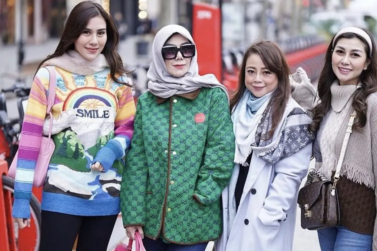 Gaya Fashion Mama Amy Qanita, Nisya, dan Syahnaz saat liburan