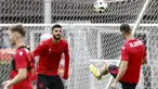 Penyerang Albania #11 Armando Broja (tengah) menghadiri sesi latihan MD-1 menjelang matchday terakhir Grup B Euro 2024 di base camp mereka di Kaiserau, Minggu (23/6/2024). (KENZO TRIBOUILLARD / AFP)