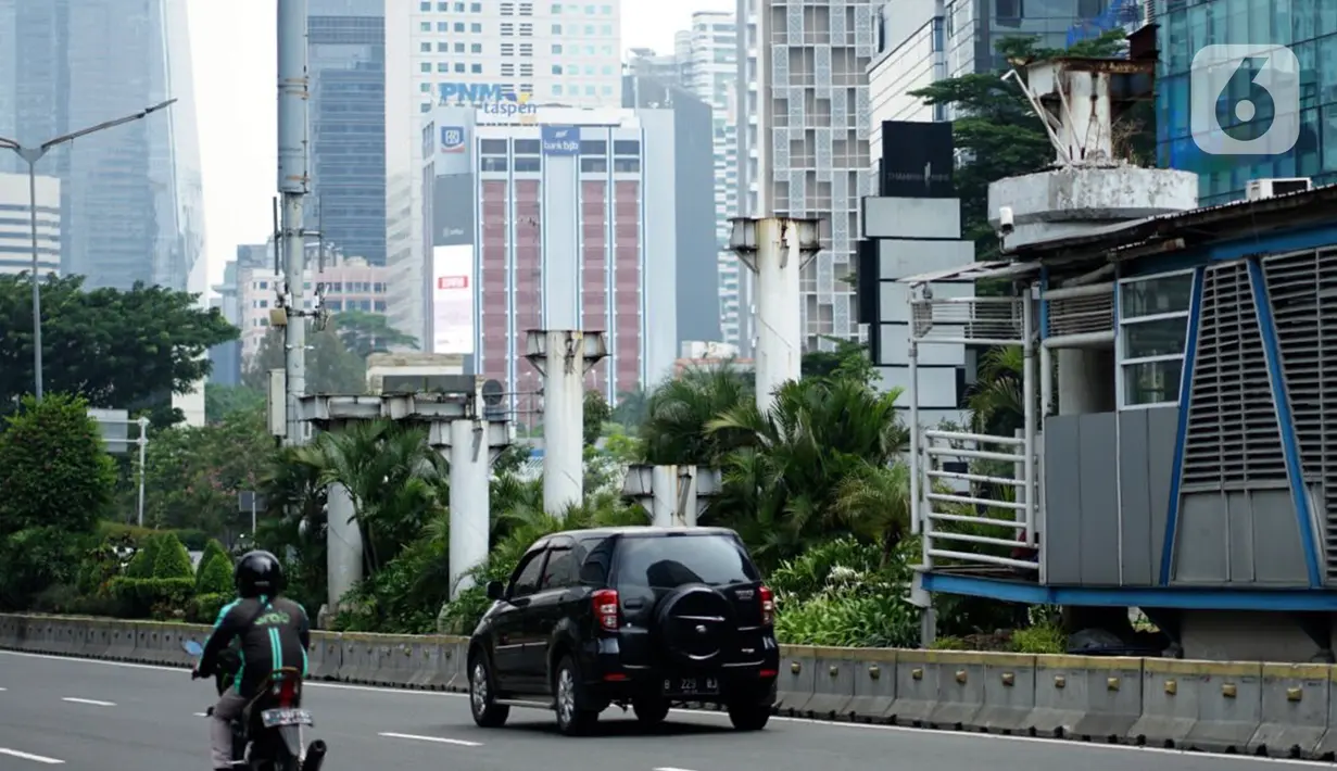 Tiang pancang bekas JPO Tosari menjulang di Jalan Jenderal Sudirman, Jakarta, Selasa (29/9/2020). JPO yang telah dibongkar dan berganti pelican crossing kondisinya dibiarkan terbengkalai, meskipun keberadaannya tidak berfungsi lagi serta mengganggu estetika kota. (Liputan6.com/Immanuel Antonius)