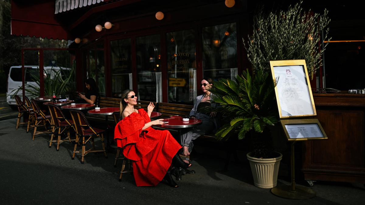 Paris Fashion Week 2026, Teori Merah Tidak Terduga yang Viral di TikTok Mencuri Perhatian