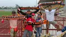 Suporter Persija Jakarta, The Jakmania, berpose dengan syal usai menyaksikan laga Piala AFC melawan Song Lam Nghe An di Stadion Vinh, Vietnam, Selasa (6/3/2018). Kedua klub bermain imbang 0-0. (Bola.com/Reza Khomaini)