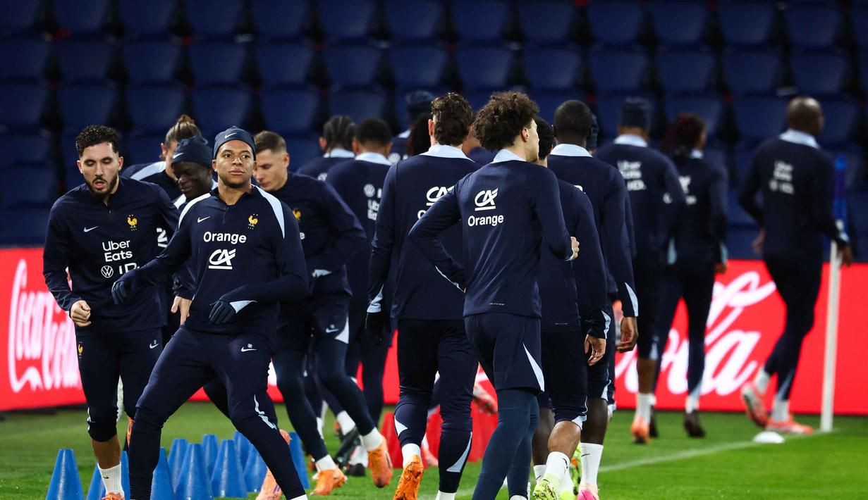 Diketahui, saat ini, Les Blues nyaman berada di puncak Grup D dengan nilai 10. Timnas Prancis unggul tiga poin atas Ukraina yang berada di peringkat kedua. Tampak dalam foto, penyerang Prancis, Kylian Mbappe (kedua kiri) saat mengikuti sesi latihan di Stadion Parc des Princes, Paris, pada Rabu 12 November 2025. (FRANCK FIFE/AFP)
