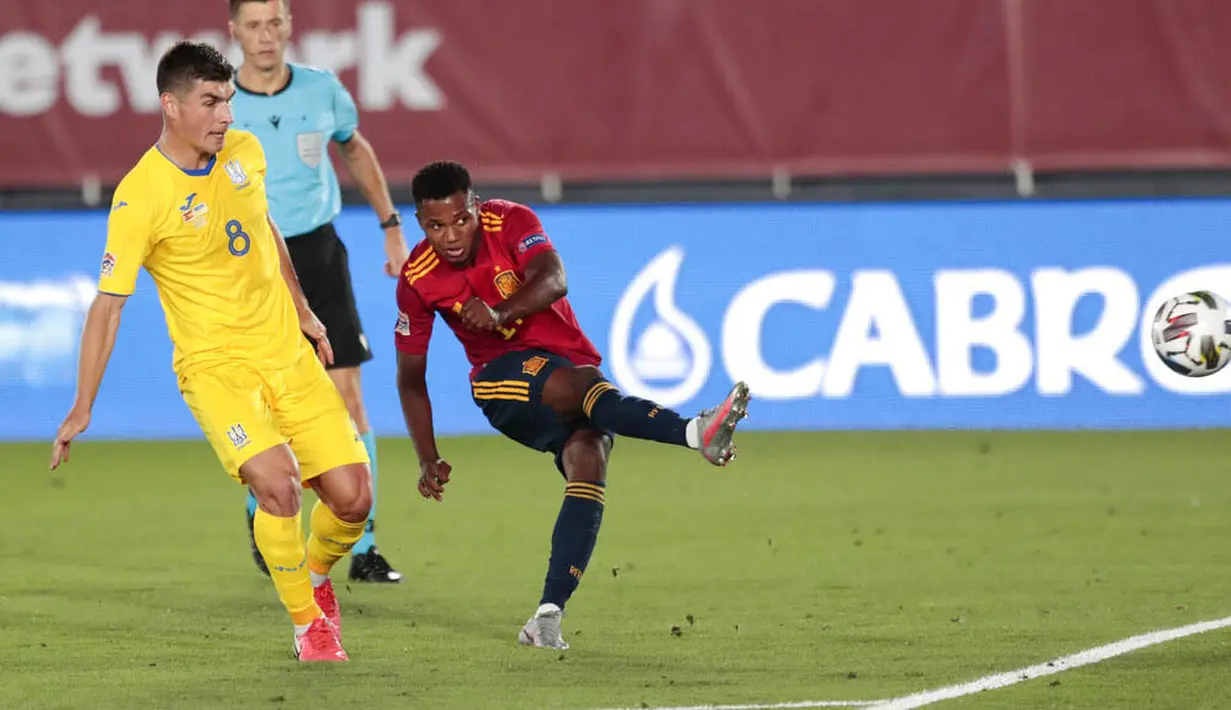 Pemain Spanyol, Ansu Fati,mengontrol bola saat melawan Ukraina pada laga UEFA Nations League Estadio Alfredo Di Stefano, Senin (7/9/2020). Spanyol menang 4-0 atas Ukraina. (AP Photo/Bernat Armangue)
