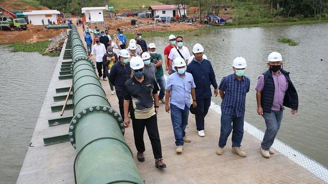 Pelaksana harian (PLH) Kepala BP Batam Purwiyanto meninjau proyek pipa transmisi dari Waduk Tembesi menuju ke Waduk Muka Kuning.