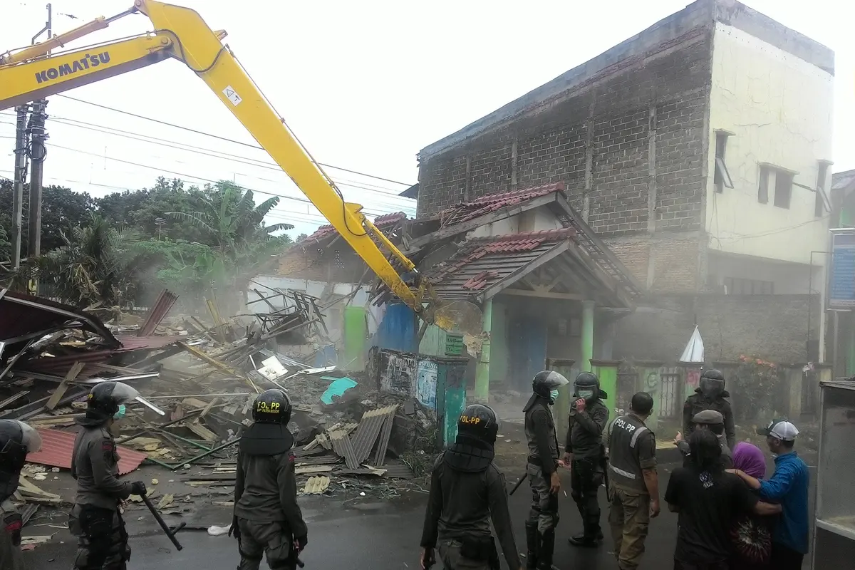 Ratusan bangunan tanpa izin di kawasan Jalan Raya Bojonggede, Kabupaten Bogor, dibongkar petugas Satpol PP Kabupaten Bogor.