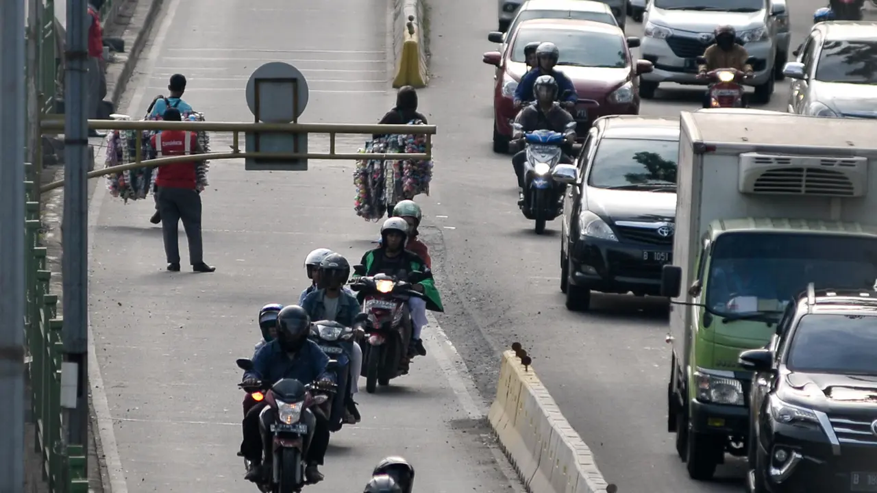 20160728-Dijaga Petugas, Pemotor Tetap Nekat Masuk Jalur Busway