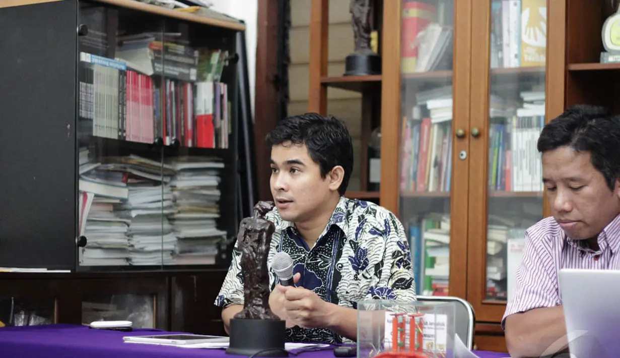 Sekjen AJI, Arfi Bambani, saat konferensi pers di kantor AJI, Jakarta, Selasa (23/12/2014). (Liputan6.com/Faizal Fanani)