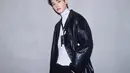 Penampilan gentleman lainnya dari Song Kang dengan gaya rambut wet look. Ia memadukan turtleneck putih dengan long leather coat hitam dan celana panjang hitam. [Foto: Instagram/songkang_b]