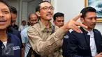 Mantan Kepala BPPN I Putu Gede Ary Suta usai memenuhi panggilan kedua penyidik Resmob Polda Metro Jaya, Jakarta, Rabu (7/9). Ary Suta diperiksa sebagai saksi terkait kasus kepemilikan senjata api di rumah Gatot Brajamusti. (Liputan6.com/Gempur M Surya)