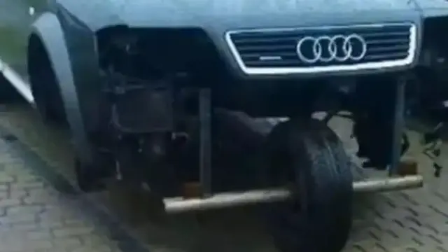 7 Cara Nyeleneh Orang Ganti Roda Mobil dalam Keadaan Darurat Ini Kreatif Banget